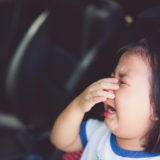 車で泣く子ども