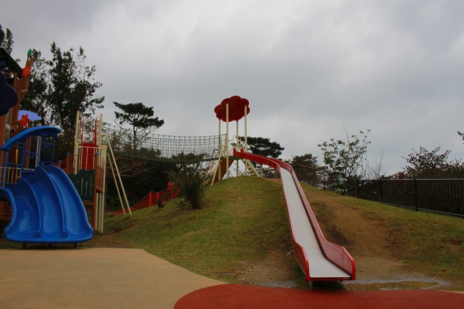 浦添大公園の長い滑り台