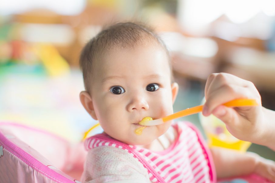 離乳食を食べる赤ちゃん